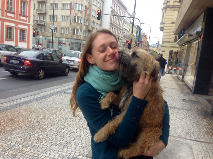 Lenka Hrazdilová Benešová v náručí s redakčním psem Kašparem, o němž si myslela, že je to její Eliot