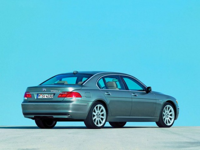 mini-2006-BMW-750Li-RA-1024x768