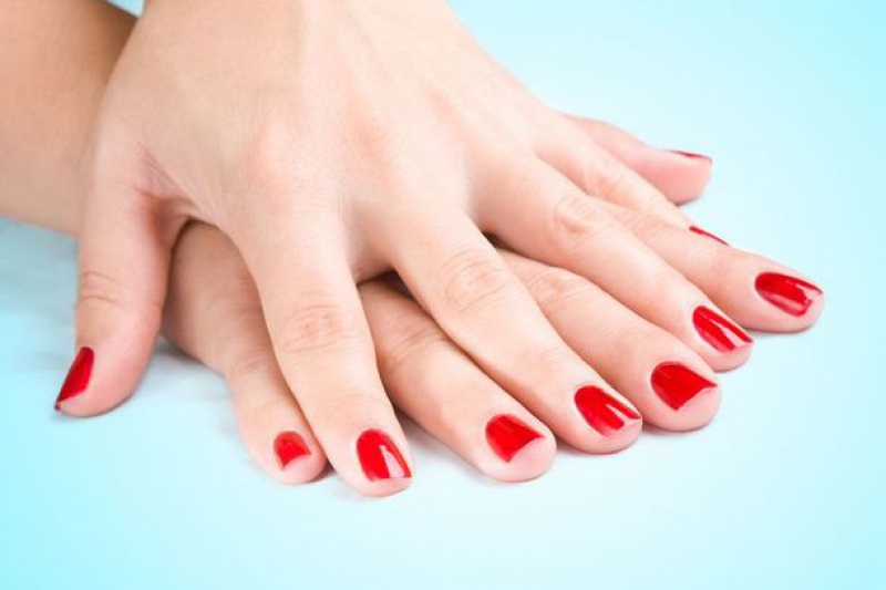 red-nail-polish-on-natural-nails_zoom
