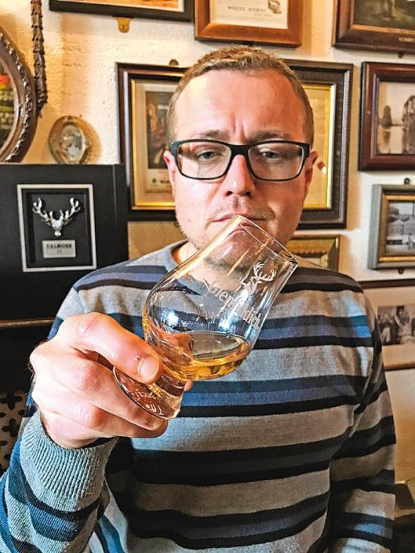 Whisky se zhodnotí pohledem, zakrouží se s ní ve sklence a po malých doušcích se usrkává. 