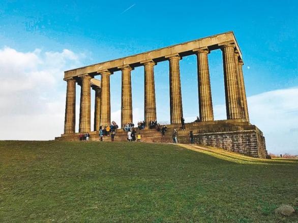 Skotský národní památník na Calton Hill dostal kdysi přezdívku „Ostuda Edinburghu“