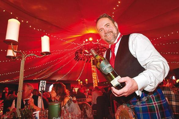 Václav Rout, který provozuje pražský klub Whisky and Kilt, ve skotském hávu na Noci Roberta Burnse. 