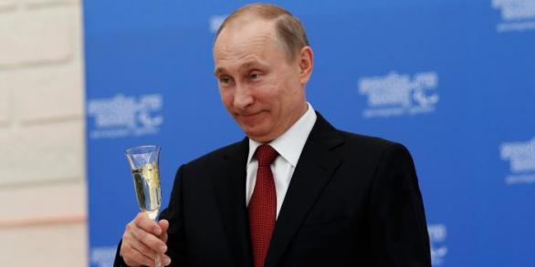 Vladimír Putin ví, jak si zajistit vítězství ve volbách. 