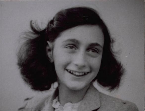 Anna Franková je jednou z nejznámějších obětí 2. světové války. Nyní by mohly moderní teorie pomoci zjistit, kdo může za její smrt.