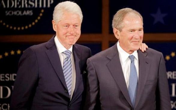 Jako prezidenti měli jen málo společného. Nyní Billa Clintona a George Bushe ml. spojuje nevraživost vůči Donaldu Trumpovi.