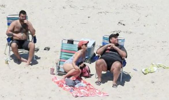 Zatímco občané New Jersey na pláže nesměli, vysmátý guvernér Christiesi si užíval nikým nerušené pohody s rodinou.