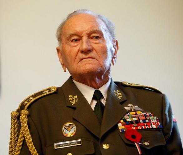 Generálmajor Jaroslav Klemeš byl posledním žijícím československým výsadkářem. Účastnil se výsadku Pewter-Platinum na konci války.