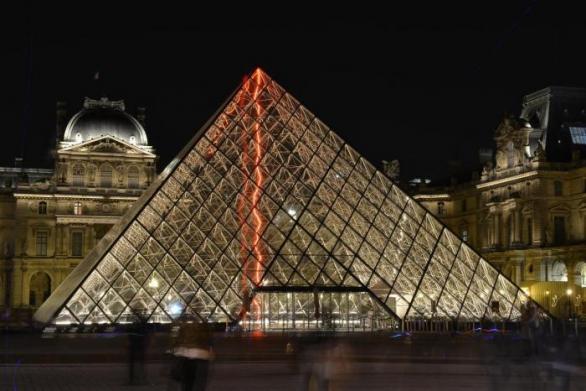 Pařížský Louvre skrývá mnoho tajemství. Záhady začínají už u skleněné pyramidy, která před ním stojí.