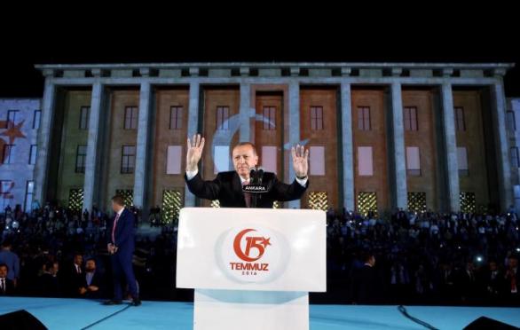 Rok po potlačeném puči je Turecký prezident Recep Tayyip Erdoğan silnější než kdy předtím. Z oslav výročí puče udělal propagandistickou akci, během které si opět upevnil svou pozici.