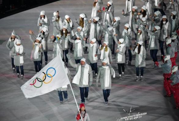 Ruští sportovci museli po dopingovém skandálu na ZOH 2018 nastoupit v neutrálních barvách.