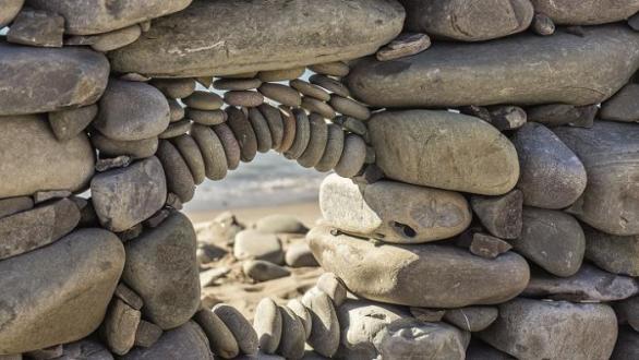 Kamenné umění vypadá hezky na pohled, ať už v přírodě nebo zarámované doma na krbu, ale hromadné přesouvání kamenů ze strání může mít podle odborníků dalekosáhlé následky.