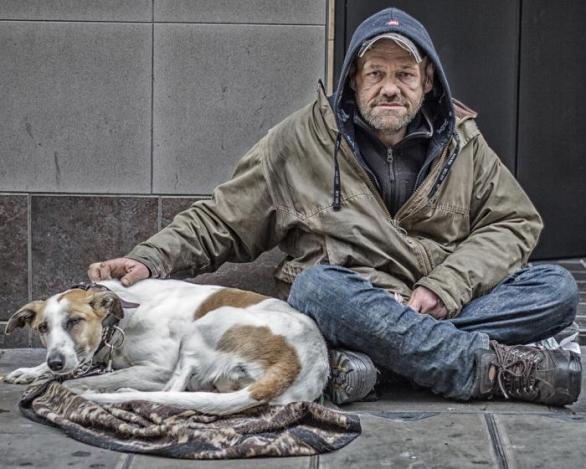 Pes bezdomovce je sám bezdomovcem
