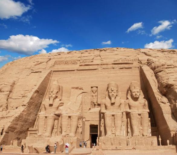 Sochy Ramesse II. sedícího na trůnu v průčelí Velkého chrámu v Abú Simbel jsou vysoké 20 m.