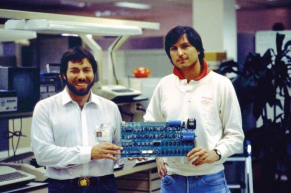 Jako zakladatele Applu nejspíše znáte Steva Wozniaka a Steva Jobse. Firmu s nimi zakládal ještě třetí muž, Ronald Wayne, na kterého se ale tak trochu zapomnělo.