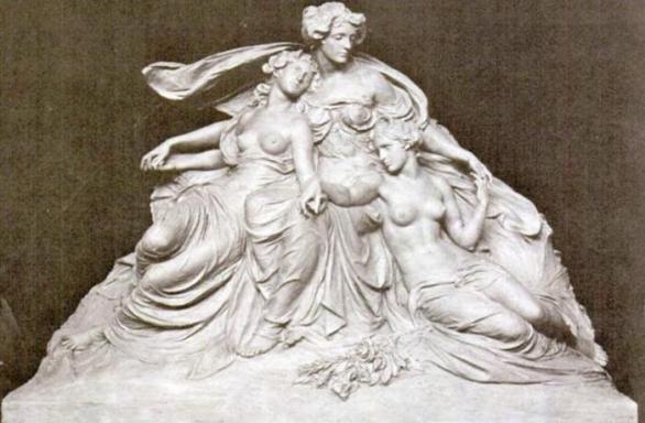 Socha tří múz od věhlasného amerického sochaře Isidora Contiho. Ve skutečnosti všechny tři zpodobňují múzu jedinou - Audrey Munsonovou.