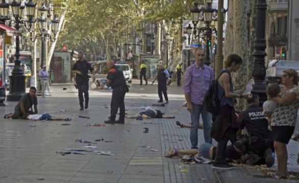 Barcelonská třída La Rambla bezprostředně po útoku. Na silnici se válí boty obětí. Pro sociálně demokratickou političku nejspíše náramně zábavná podívaná.