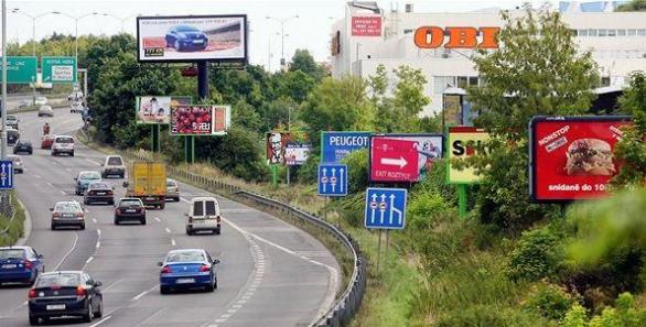 České dálnice jsou doslova v obležení billboardů, což je stav, který ministrovi dopravy vyhovuje.