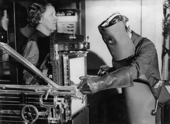 Od 30. let se již rentgenologové začínali chránit od škodlivého záření nošením obleků. 