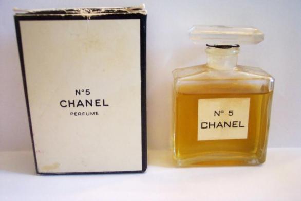 Jedna z prvních lahviček legendárního parfému Chanel č. 5. Minimalistický design krabičky a flakónu, stejně jako samotná vůně, se za 95 let příliš nezměnil.