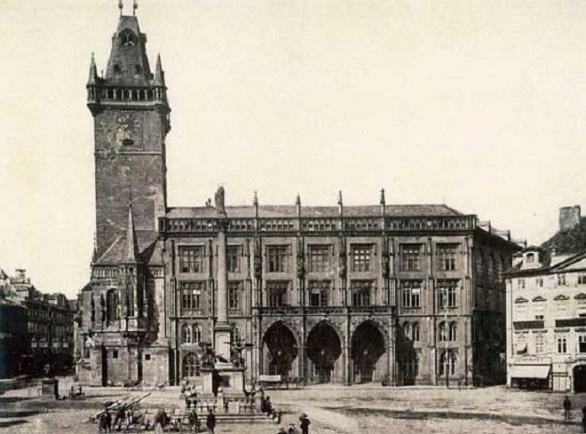 Novogotické křídlo Staroměstské radnice bylo zničeno již v roce 1945. Nyní je čas dokončit dílo našich předků.