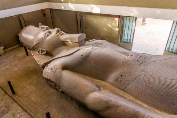 Socha Ramesse II. v egyptském městě Mennofer měří na délku 11 metrů.