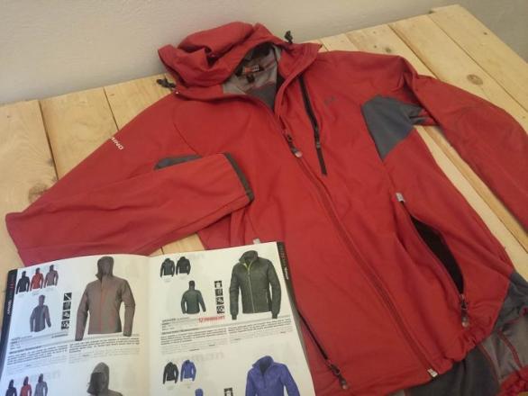 Kromě kombinace červená - oranžová je bunda k dostání i v šedé kontrastní barvě.