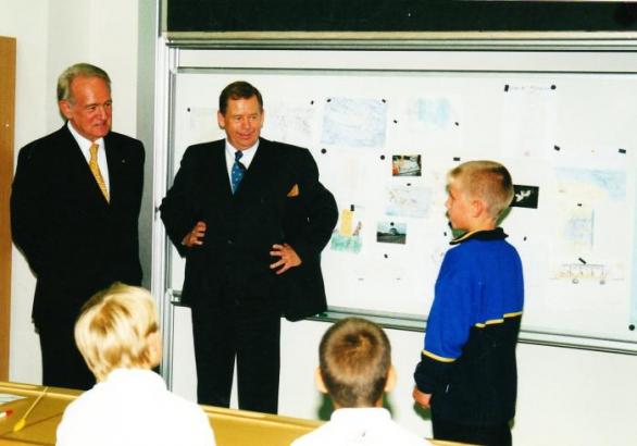 Jako prezident Václav Havel navštívil mnoho škol a vzhledem k tomu, že ho děti měly rády, nevadilo se s nimi vyfotit. Máme mu to mít za zlé?