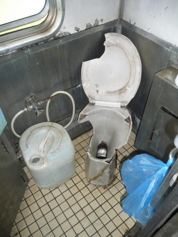 Kdyby německé dráhy nabídly alespoň takovýto záchod jako v malajském vlaku, tak se to nemuselo stát