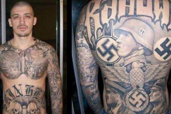 Říšská orlice, příslušník SS, Hitler, Hess, Totenkopf a hákový kříž. Potetovaný pán by se možná líbil bývalé pokladní Miriam, komu by se ale nelíbil, by byl orgán činný v trestním řízení, který by mu za jeho tetování mohl vyměřit až dva roky vězení.