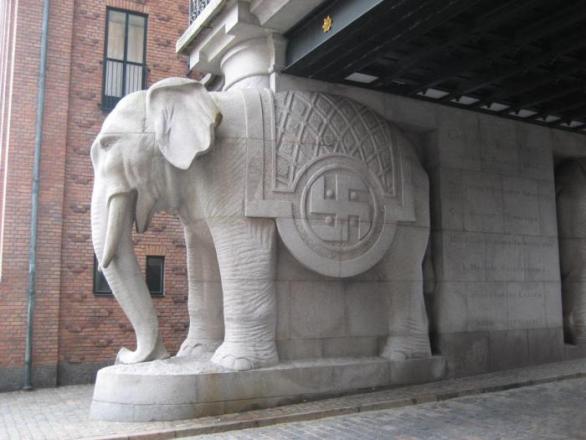 Zdání klame - nejedná se o památník obrněné SS Division Elefanten, ale o slona v pivovaru Carlsberg, který svastiku používal v logu na počátku 20. století. Po druhé světové válce už slon tuto ozdobu nemá.