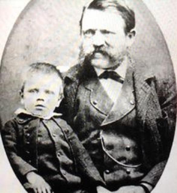 Alois Hitler s malým synkem Adolfem. Možná právě otcova tyranská výchova způsobila, že z Adolfa vyrostl masový vrah.