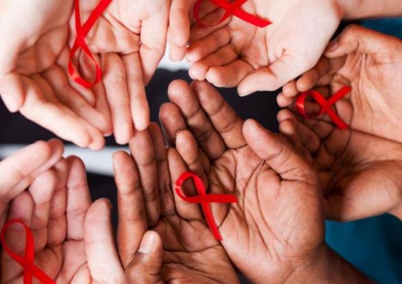 Mezinárodním symbolem boje proti AIDS a HIV je červená stužka.