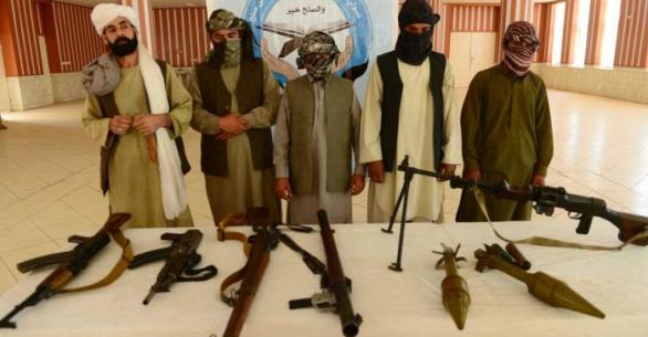 Džihádisté všech teroristických uskupení odevzdávají nyní své zbraně a fasují korálky a provázky, aby mohli dělat náramky