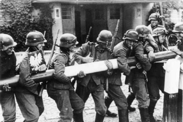 Němečtí vojáci nadšeně strhávají polskou hraniční závoru. Invaze do Polska a s ní i 2. světová válka začíná.
