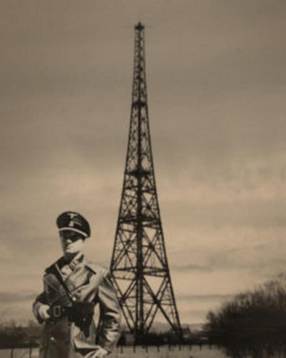 Německý voják před vysílačem v polských Gliwicích. Právě fingované přepadení radiostanice bylo záminkou k rozpoutání války.