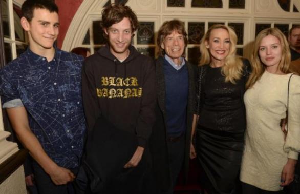Jagger s exmanželkou Jerry Hall a třemi ze svých osmi dětí.