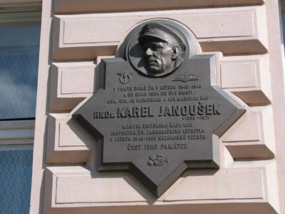 Pamětní deska na Janouškově domě v Přerově, kde dožil svůj život po propuštění z komunistického vězení.