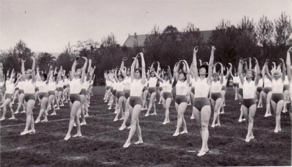 Cvičební úbor pro Spartakiádu v roce 1965 se pro ženy a dívky šil podle průmyslového vzoru Jarmila. Jméno zůstalo jen cvičkám.