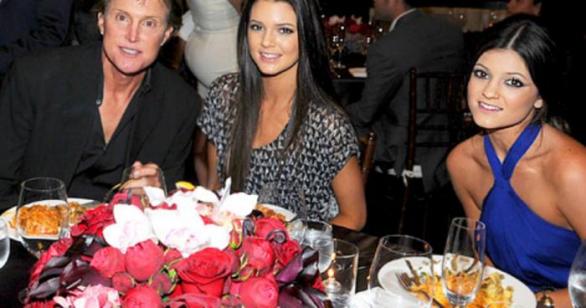 Kylie a Kendall Jennerovy spolu se svým otcem Brucem, který se nedlouho po pořízení snímku stal jejich matkou Caitlyn.