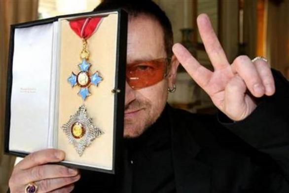 Frontman U2 Bono Vox byl povýšen do rytířského stavu a patří k nejlépe vydělávajícím hudebníkům. Těžko uvěřit, že ještě jako Paula Hewsona ho chtěli z kapely vyhodit.
