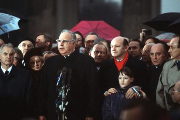 V prosinci 1989 Kohl slavnostně otevíral znovuotevřenou Braniborskou bránu. Ještě pár měsíců předtím na místě stála Berlínská zeď.