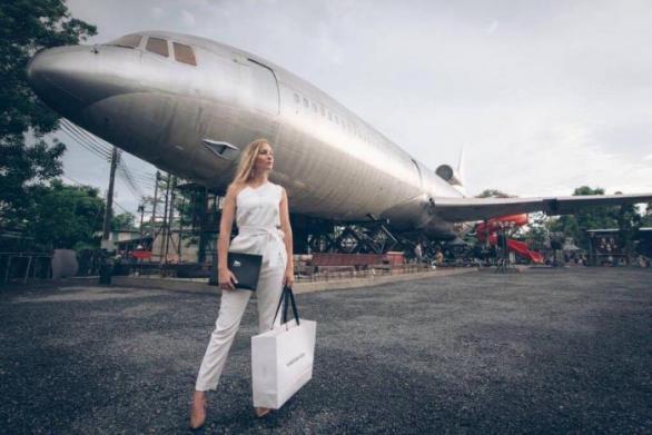 Fenomenální úspěch s korunkou otevřel české návrhářce dveře k prodeji jejích výrobků v Thajsku. Zakoupit si v Bangkoku půjde i výrobky luxusní značky Günsberger, se kterou mladá designérka spolupracuje.