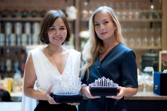 Česká návrhářka Anna Kristina Sion (vpravo) je autorkou návrhu korunky pro Miss Thajsko. 