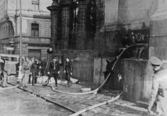 Obléhání kostela 18. června 1942. Parašutisty se z krypty nepodařilo ani vykouřit ani kryptu vyplavit. Nakonec se sami poslední kulkou zastřelili.
