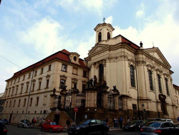 Barokní chrám sv. Cyrila a Metoděje má za sebou pohnutou minulost. Nachází se ve zrušeném kostele sv. Karla Boromejského, který byl málem zbourán a nalezli zde svou smrt výsadkáři, kteří zabili Reinharda Heydricha.