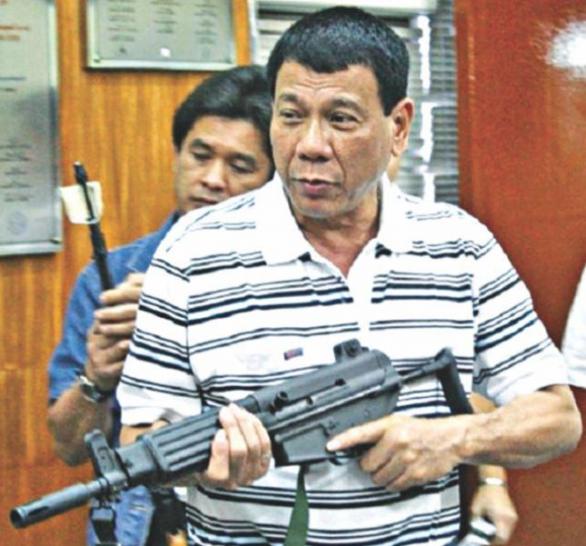 Rodrigo Duterte byl z nabídky nadšený. Konečně si prý splní dětský sen a bude moct beztrestně střílet po lidech i jinde než na Filipínách.
