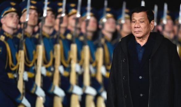 Duterte před nastoupenou jednotkou milicionářů specializovaných na likvidaci kuřáků.
