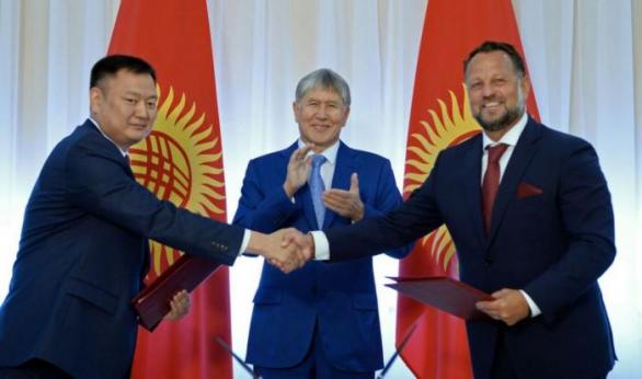 Kyrgyzský prezident Almazbek Atambajev při podpisu smlouvy s pochybnou českou společností Liglass.