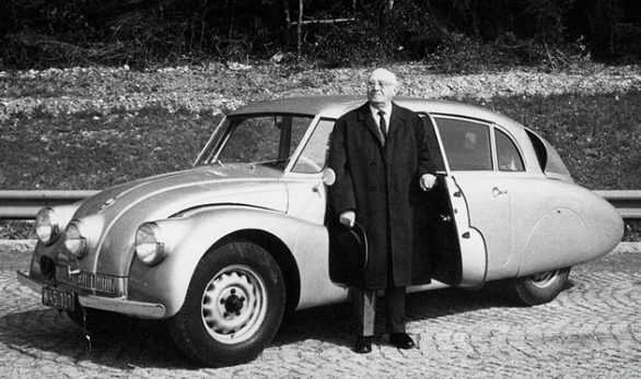 Tatra 87 a Hans Ledwinka. Snímek byl pořízen roku 1967 v Mnichově.