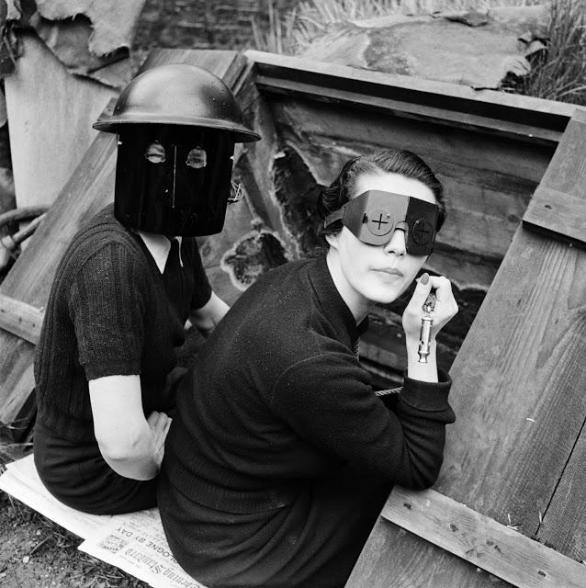 Ženy v požárních maskách, Londýn, 1941. 